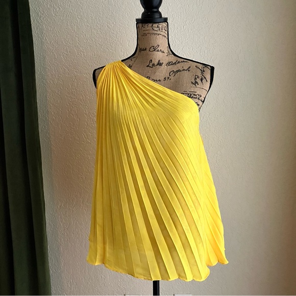 ☀️BANANA REPUBLIC Yellow one shoulder pleated blouse - Picture 1 of 11